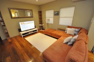 Glebe Self-Contained Modern One-Bedroom Apartment 47ROS - Great Ocean Road Tourism